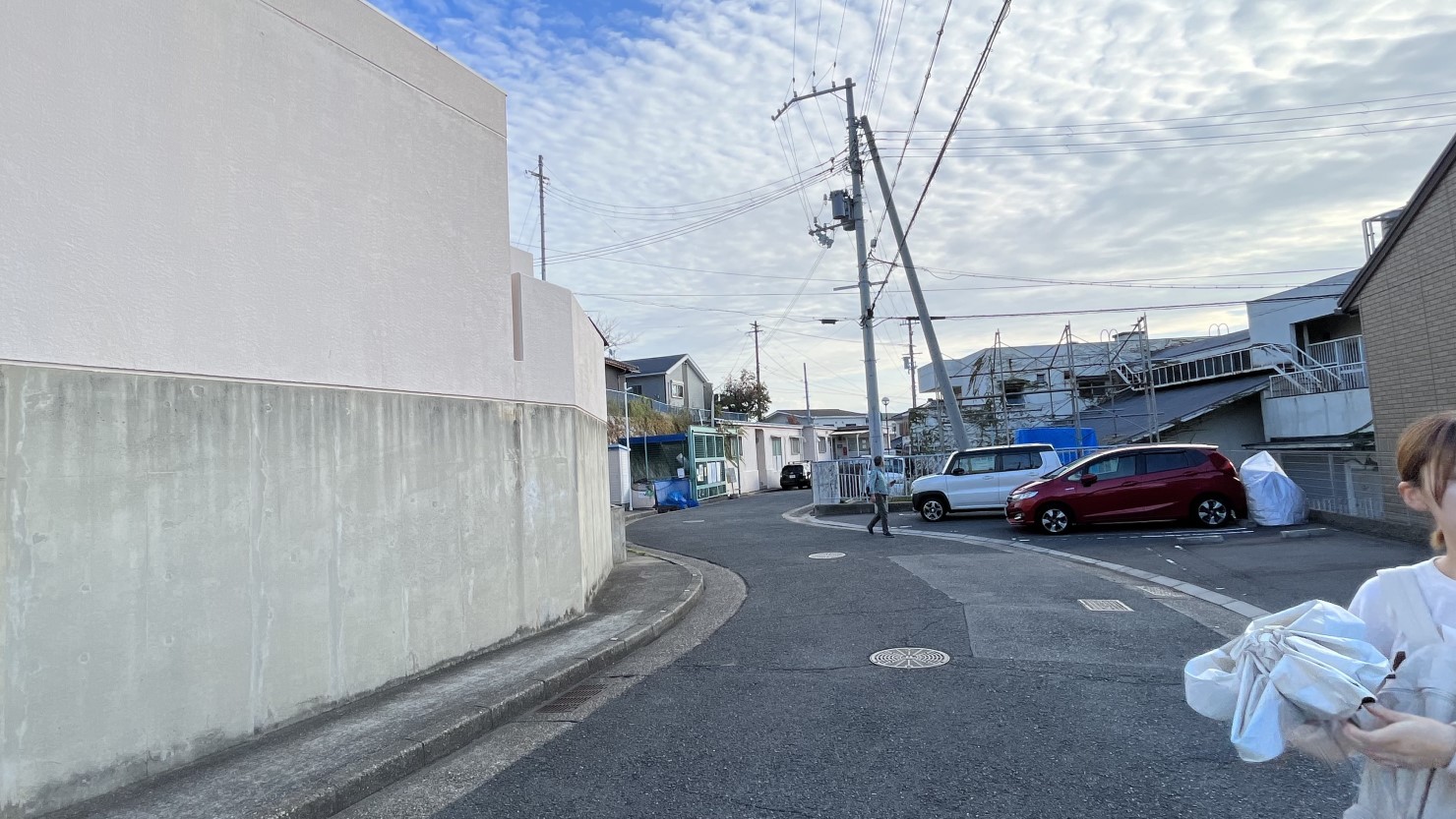 市営住宅の前の通りは、川を思わせるようなカーブ