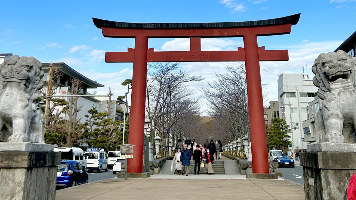 若宮大路の二の鳥居から鶴岡八幡宮まで続く段葛