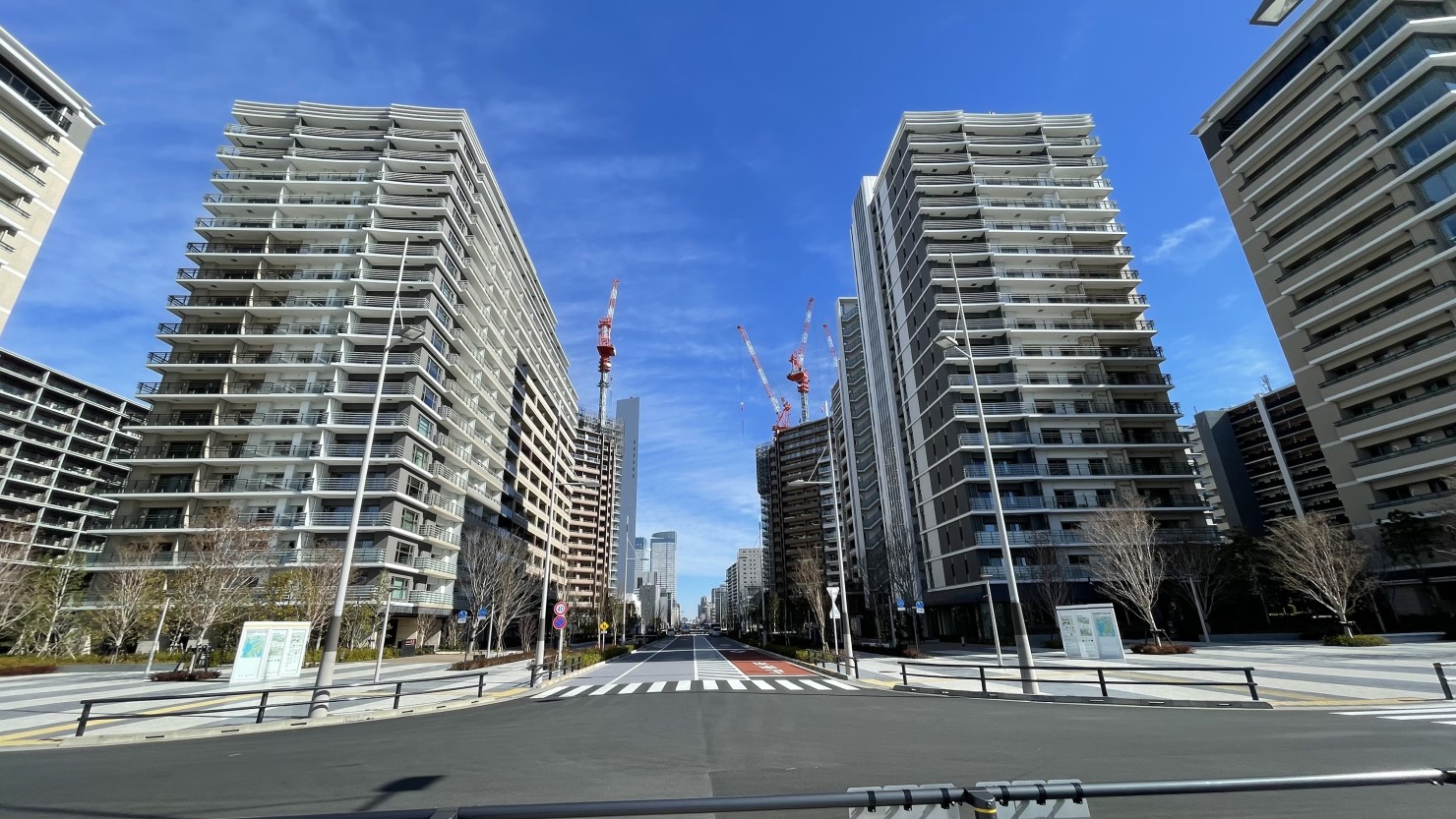 スタート地点の晴海ふ頭公園入口から撮影した晴海フラッグ