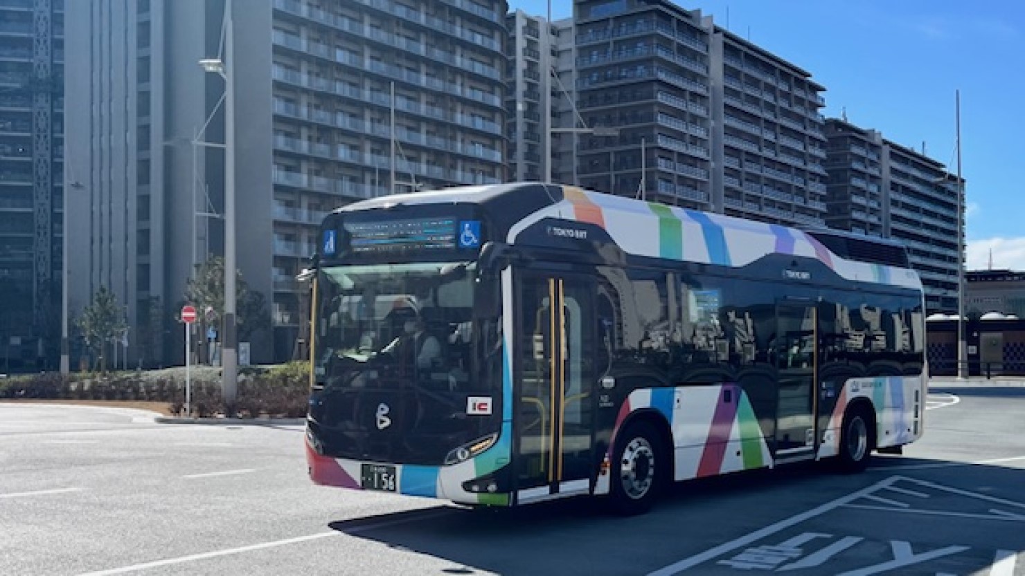 晴海フラッグ「SUN VILLAGE」の住棟と東京BRTの車両