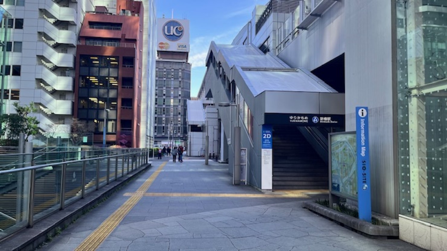 東京BRTの新橋停留所からJR新橋駅方面を望む