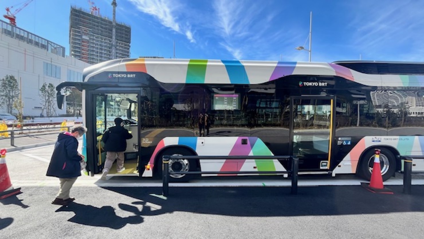 駅のように上下移動がなく、歩道から容易に乗車できる点もBRTのメリット