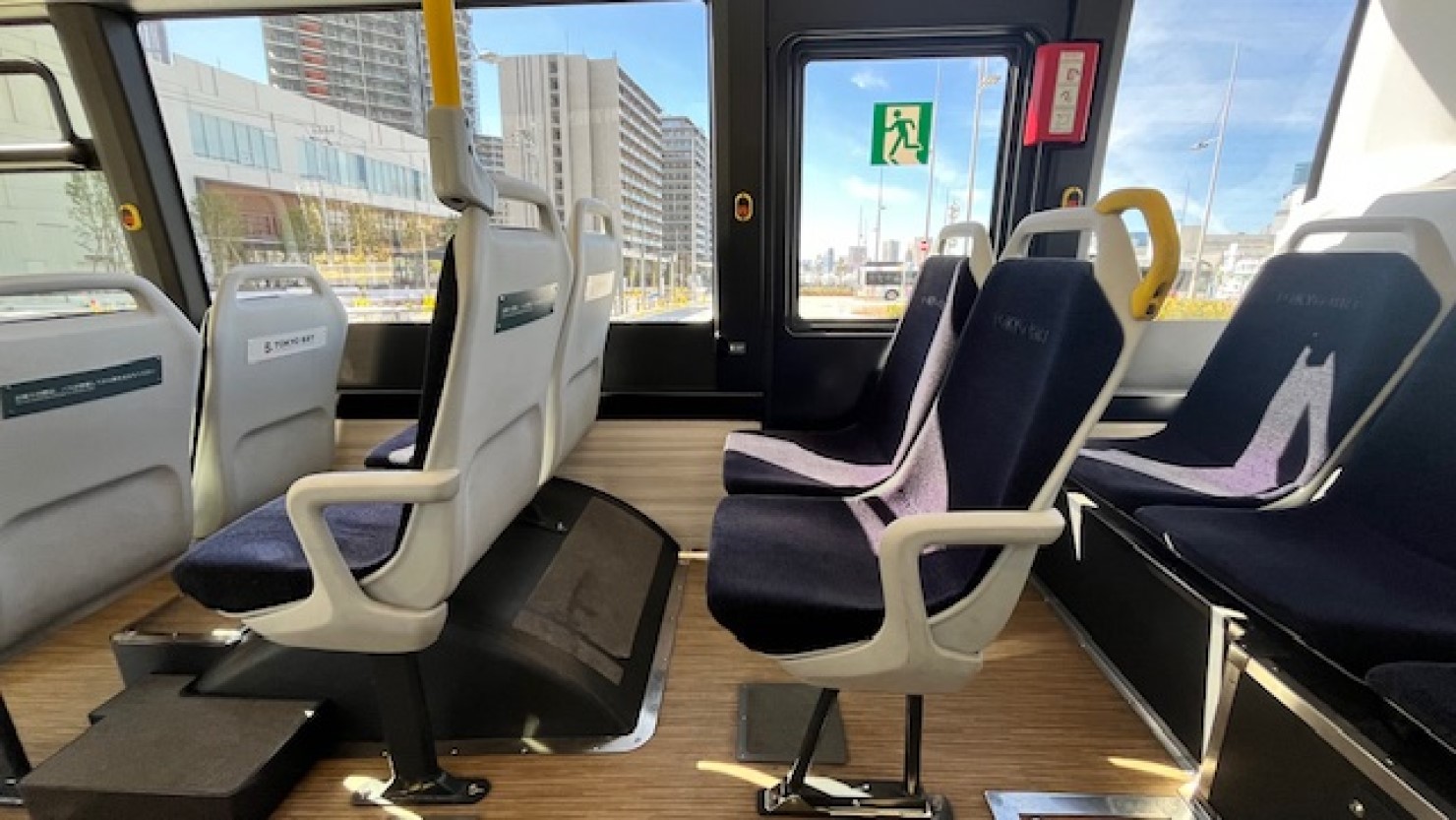 東京BRTの座席。着席できれば、読書やPCでの作業も難なくできる