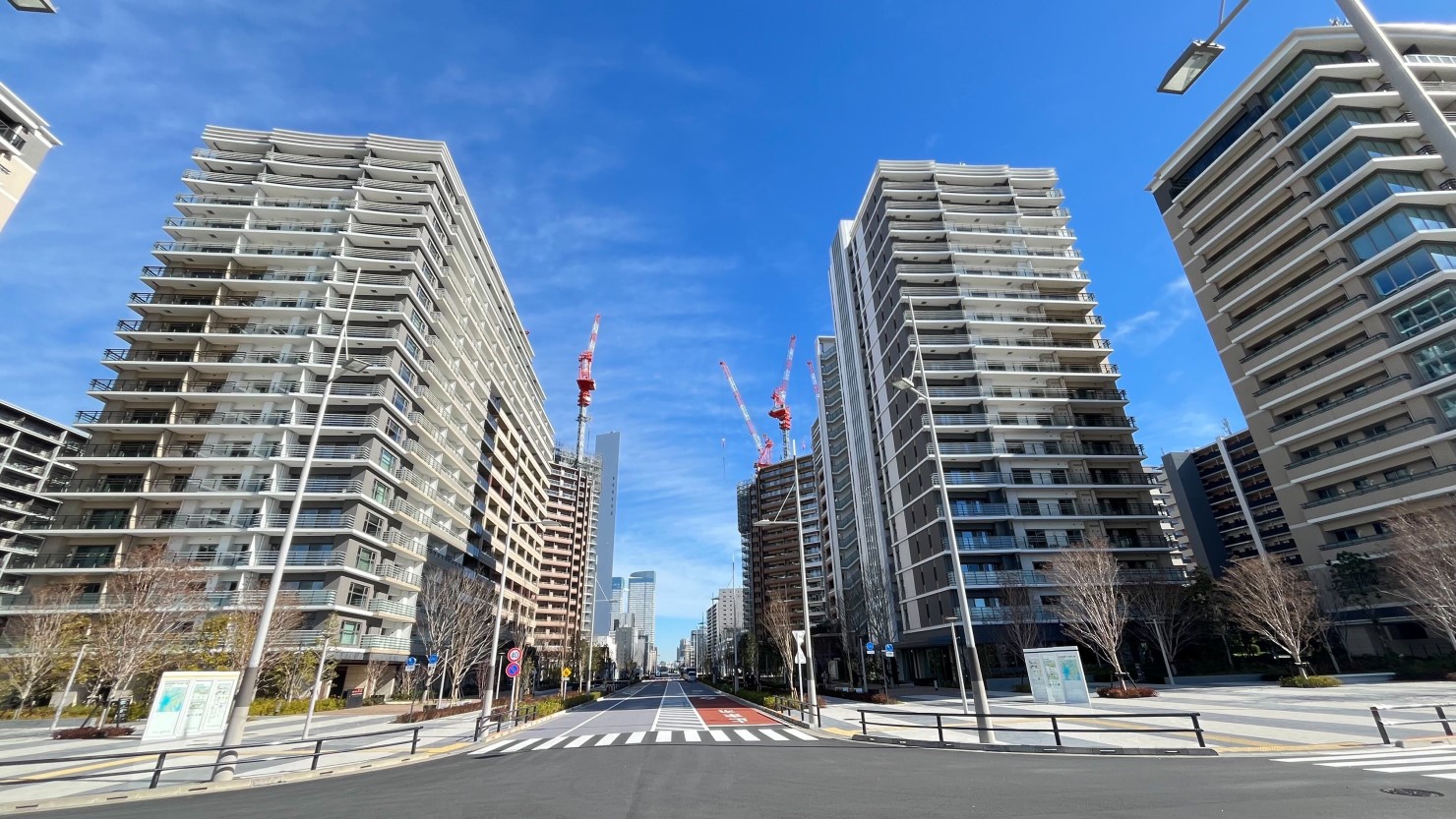 写真右端が PARK VILLAGE A棟、その左隣がPARK VILLAGE B棟。PARK VILLAGEゾーンだけで全1,637戸からなる分譲街区。各戸の専有面積がゆったり取られている