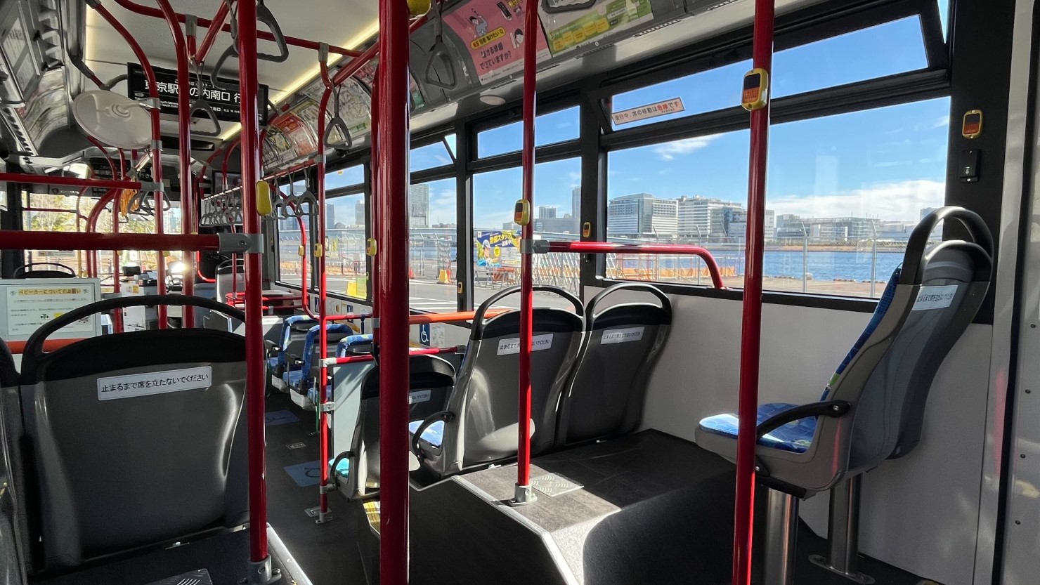 平日11時台の都営バス車内。車窓からは東京湾が望める