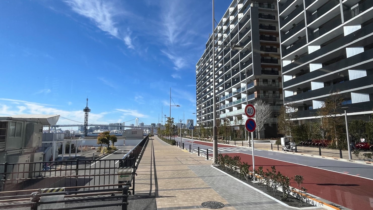 左手に東京湾の青い海面、右手に晴海フラッグのマンション群を眺めながら進みます。両サイドどちらも圧巻の景色というのは、晴海フラッグならでは！