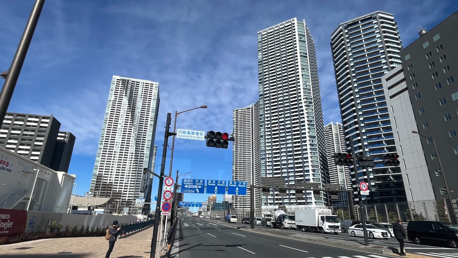 バス車内から見える月島警察署前交差点。タワマンの風景が続く