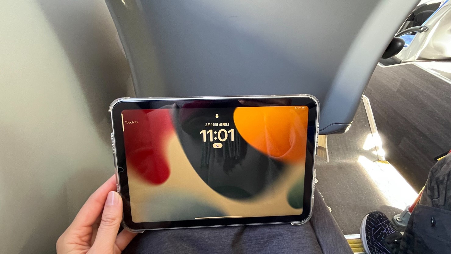 バス車内の様子。本を読んだりタブレット端末の操作は問題なくできる