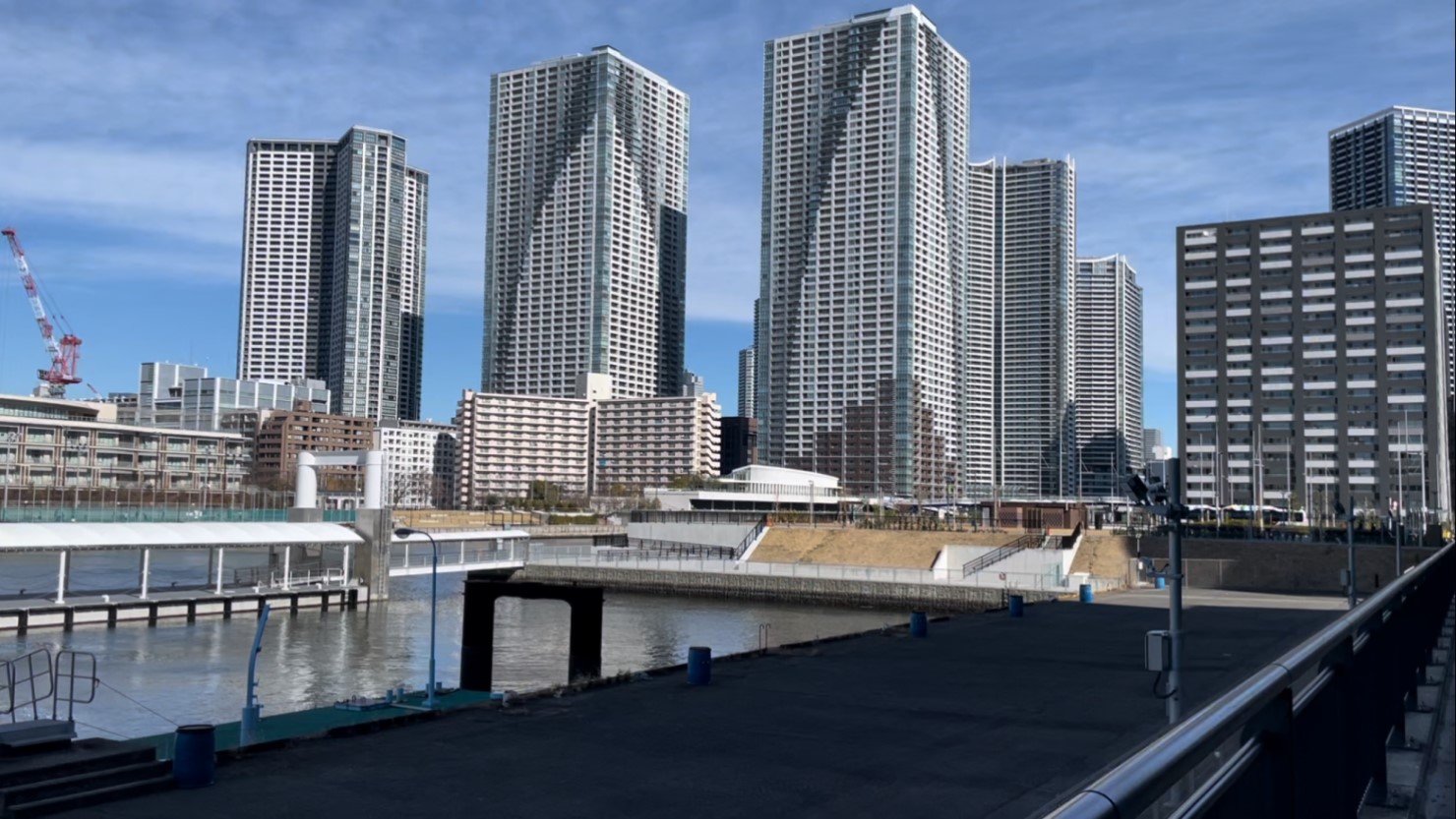 「B4-53.晴海五丁目ターミナル」付近では勝どきザ・タワー（左）、ザ・東京タワーズ（中央）、その陰にパークタワー勝どきも見ることができます