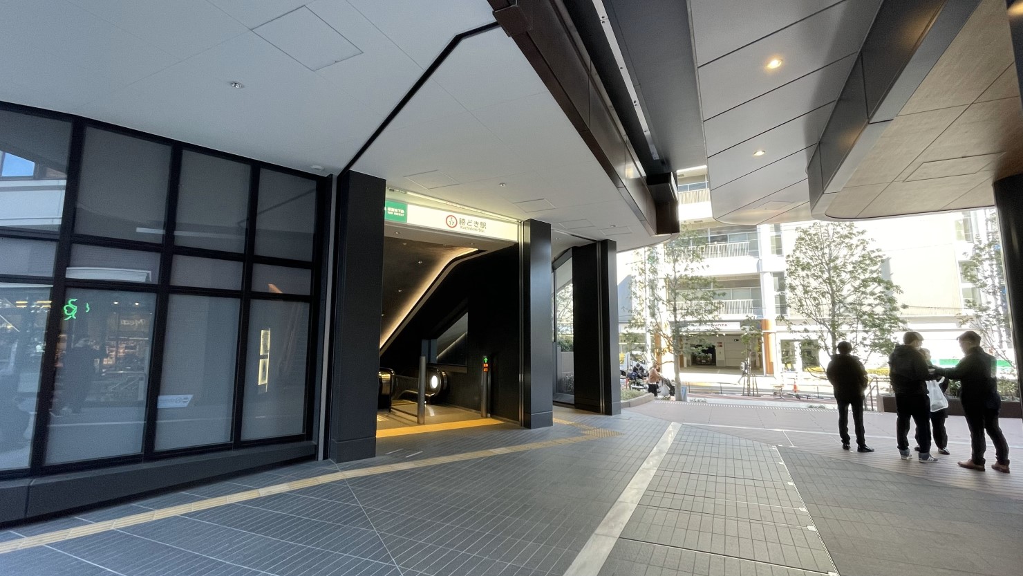 パークタワー勝どき直結の駅入口（A5）。多少寄り道をしながらも15分程で到着しました