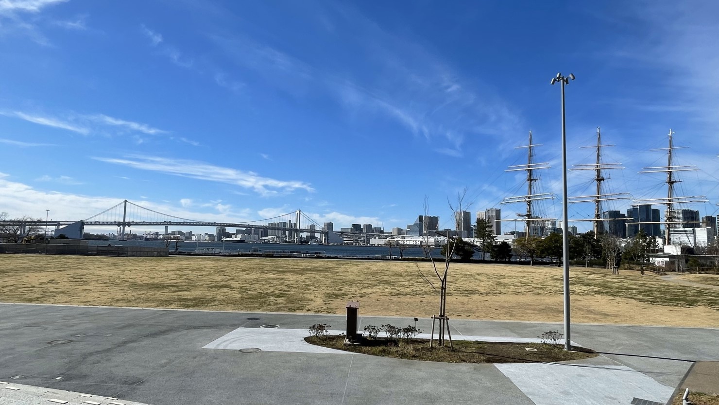 晴海ふ頭公園からの眺め。奥に見えるのはレインボーブリッジ