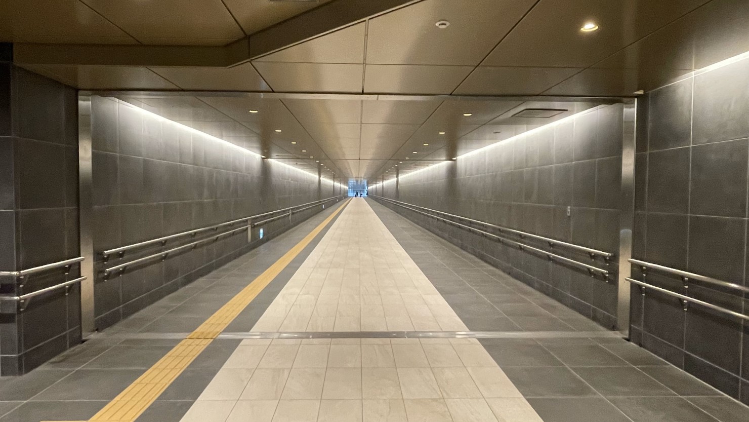 パークタワー勝どき直結の駅入口（A5）を入ると、マンション竣工に合わせて作られた改札までの連絡通路があります