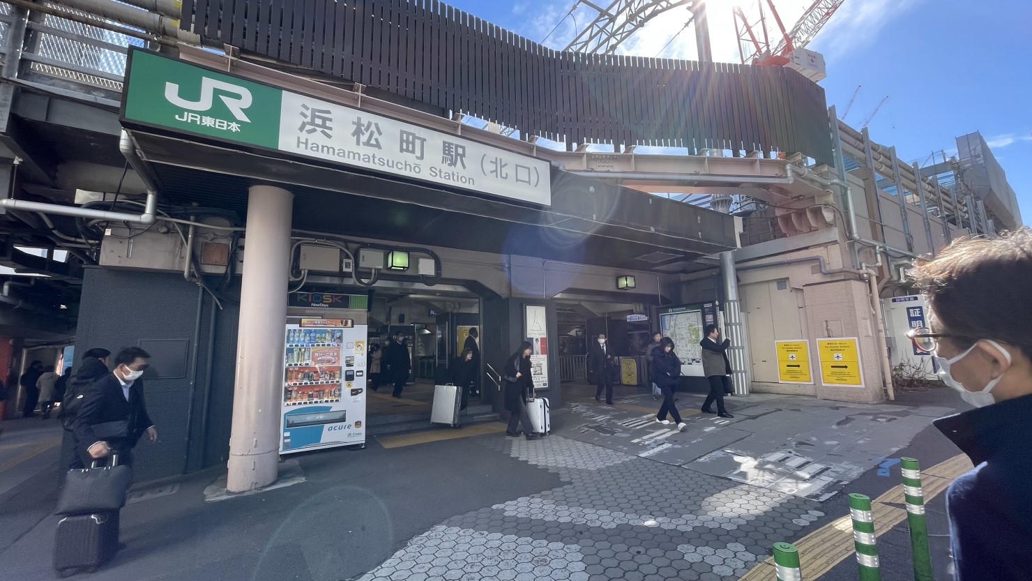 乗り換えで利用した浜松町駅。一度地上に出なくてはならないので、雨が降っていると少し濡れてしまいます