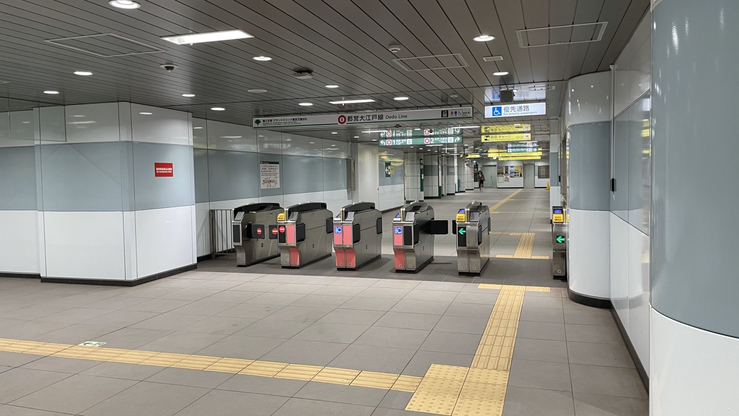 パークタワー勝どき口（A5）から連絡通路を抜けてようやく改札に到着。出入口からここまで約5分かかりました