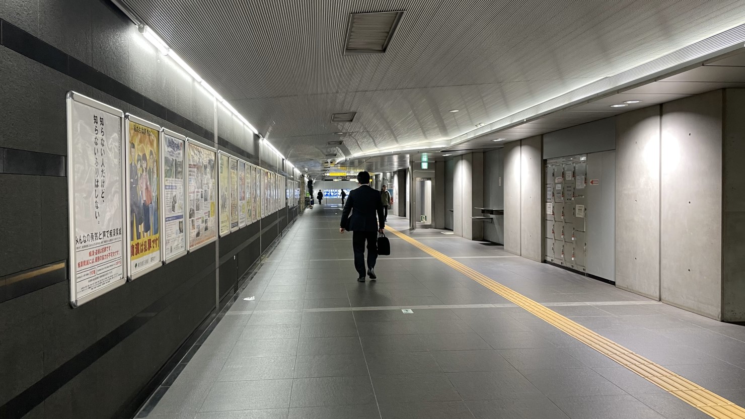 都営大江戸線大門駅からJR浜松町駅までの連絡通路。乗り換えまでの移動時間は約5分かかります