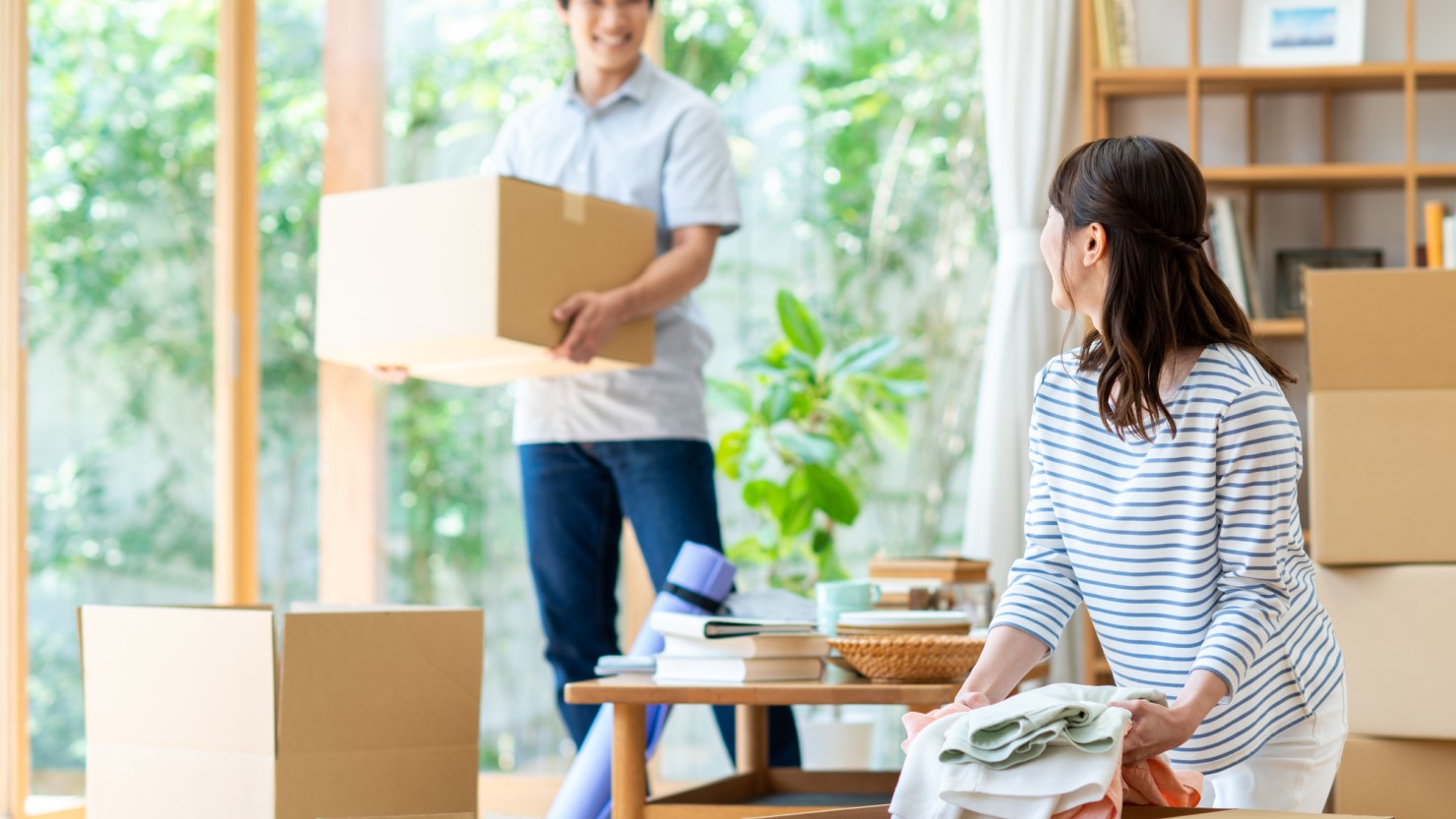 引越しする夫婦の様子