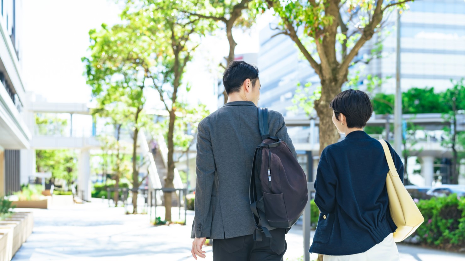  夫婦で通勤する様子