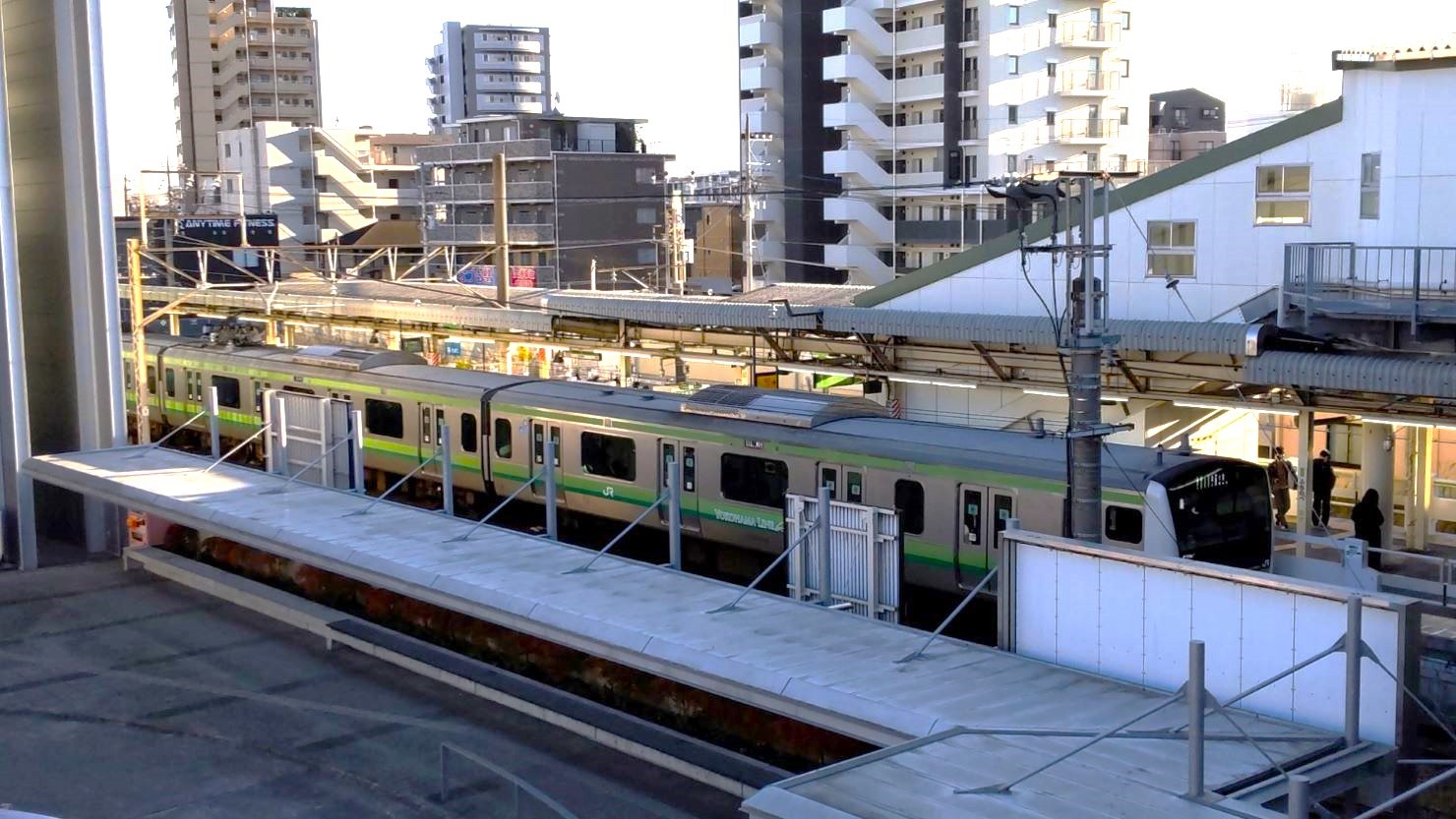 淵野辺駅を通過する電車　　© カップラーメンとおにぎり