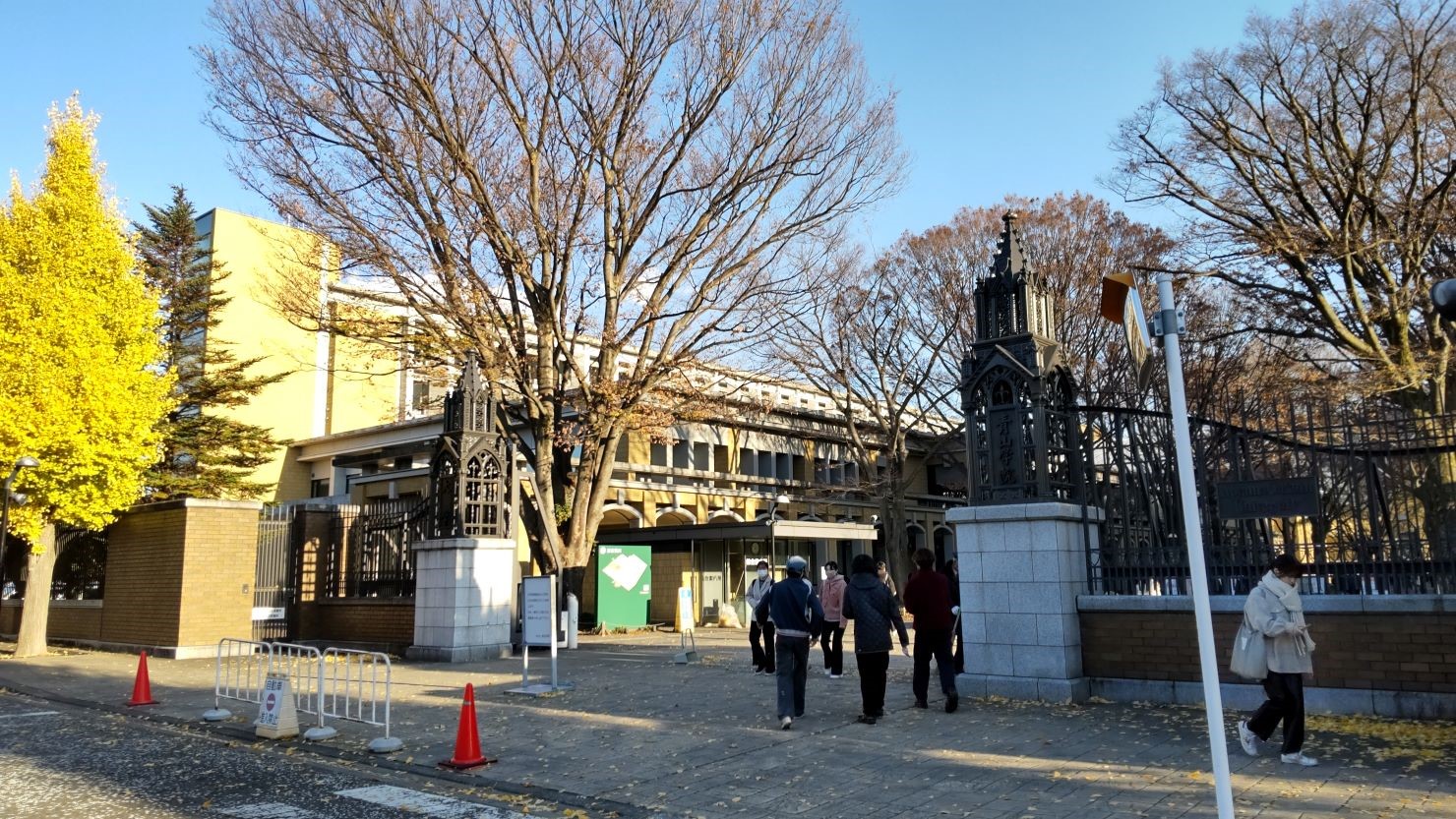 青山学院大学 相模原キャンパスの正門　© カップラーメンとおにぎり