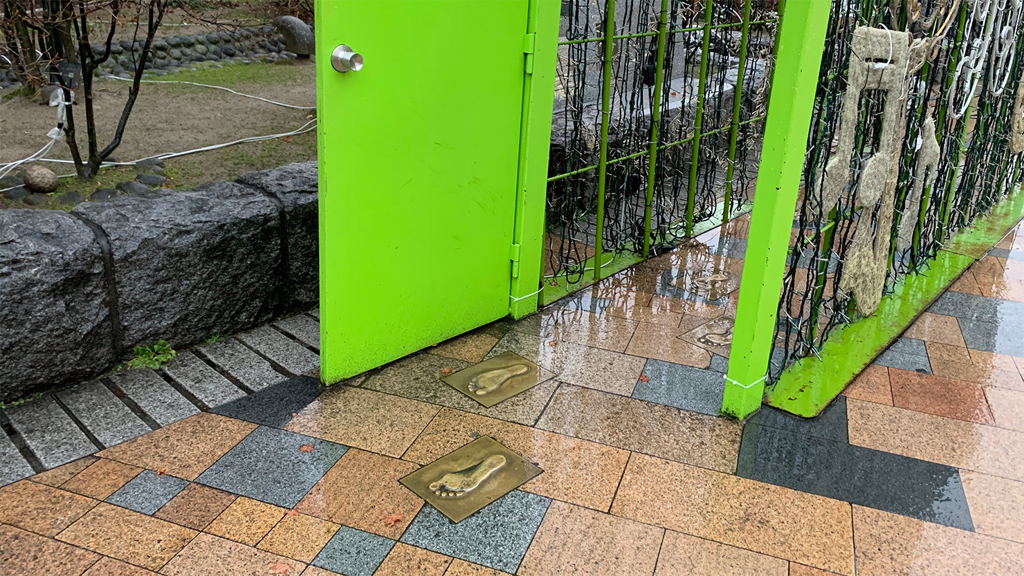 緑の扉 地面には足形