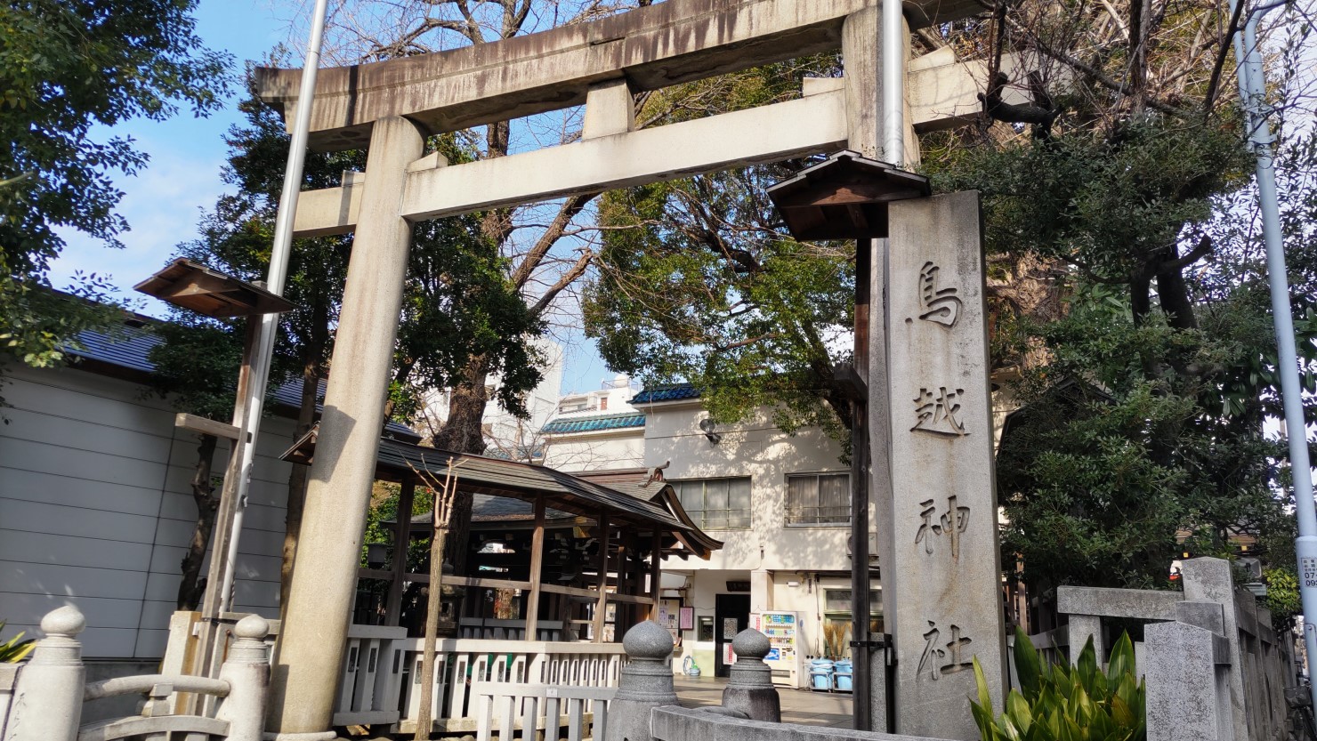 木々に囲まれた鳥越神社