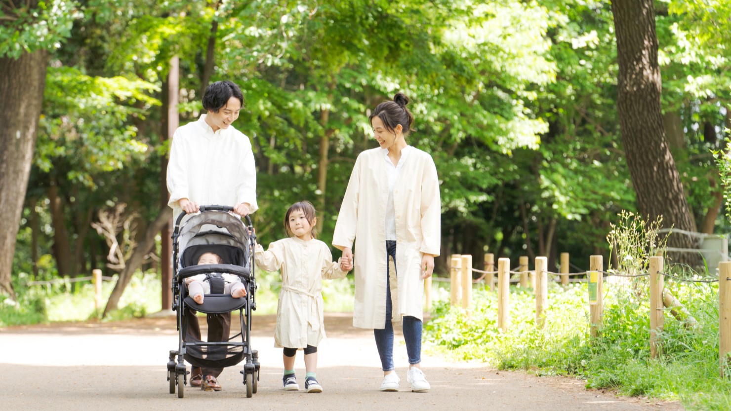 公園で散歩をする親子