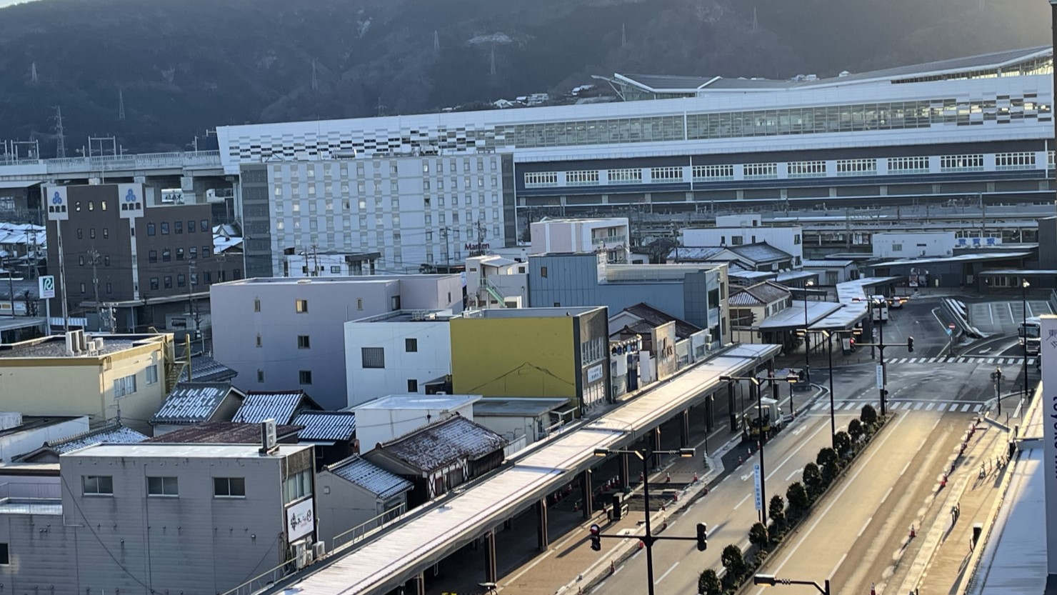 駅前のマンションから敦賀駅を望む