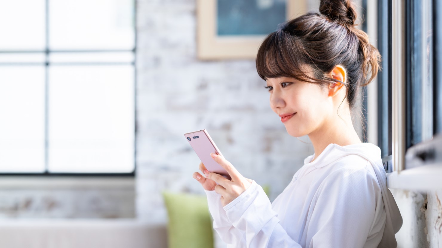 一人暮らしを楽しみにしている女性のイメージ