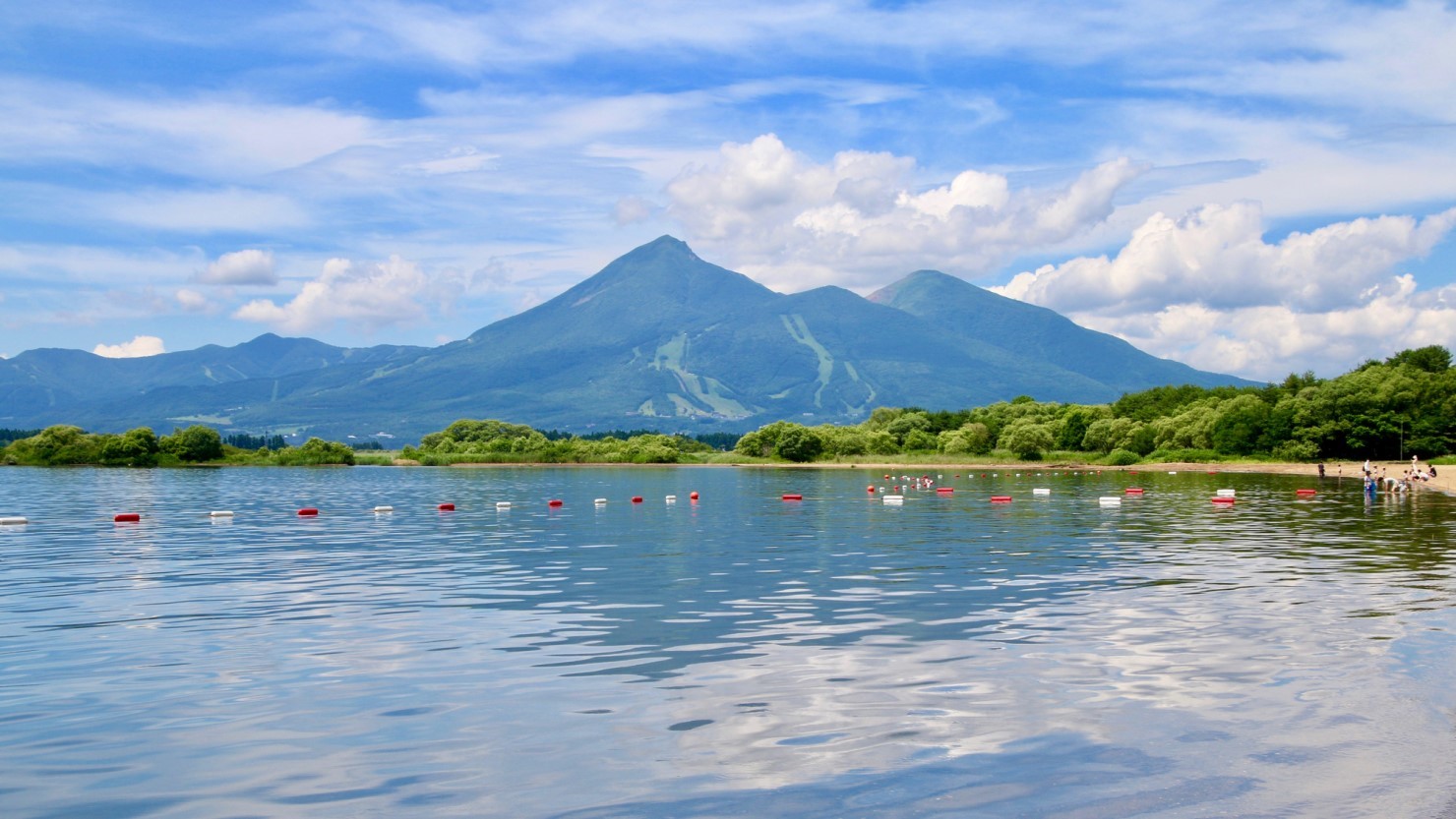 水面が美しい猪苗代湖