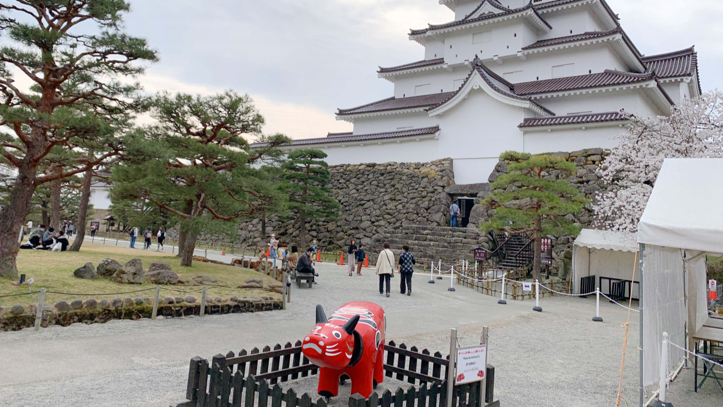 観光地には巨大な赤べこの姿が