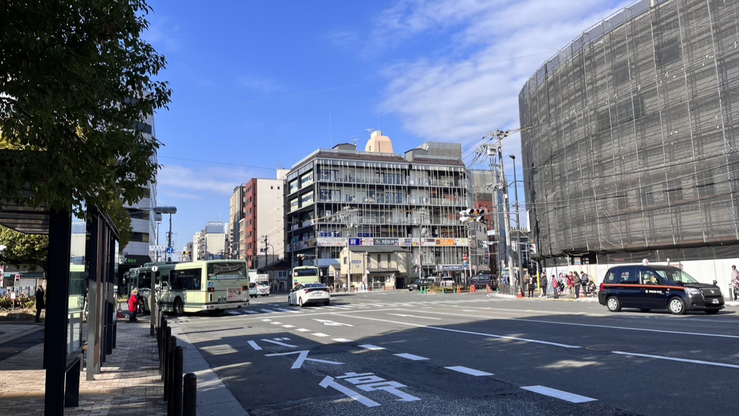 多くのバスが発着する阪急大宮駅前