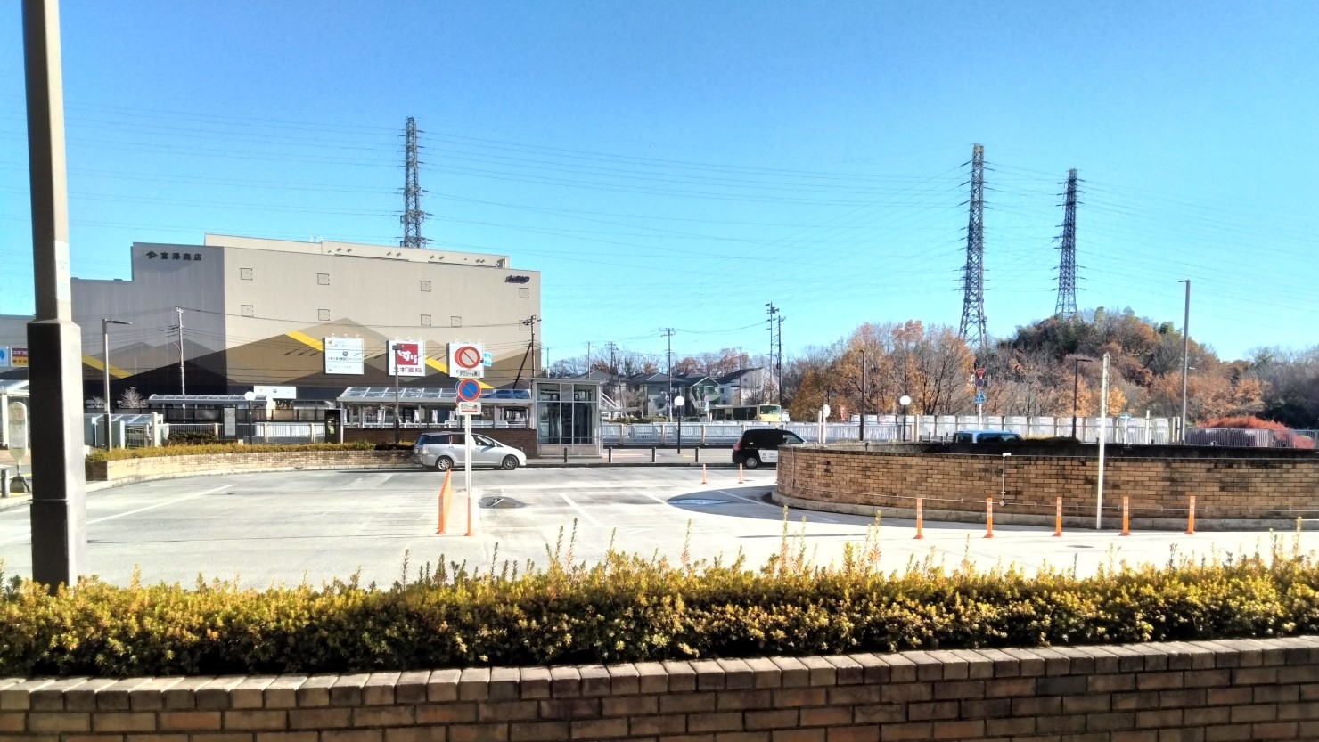 多摩境駅前の風景　©ミズノ