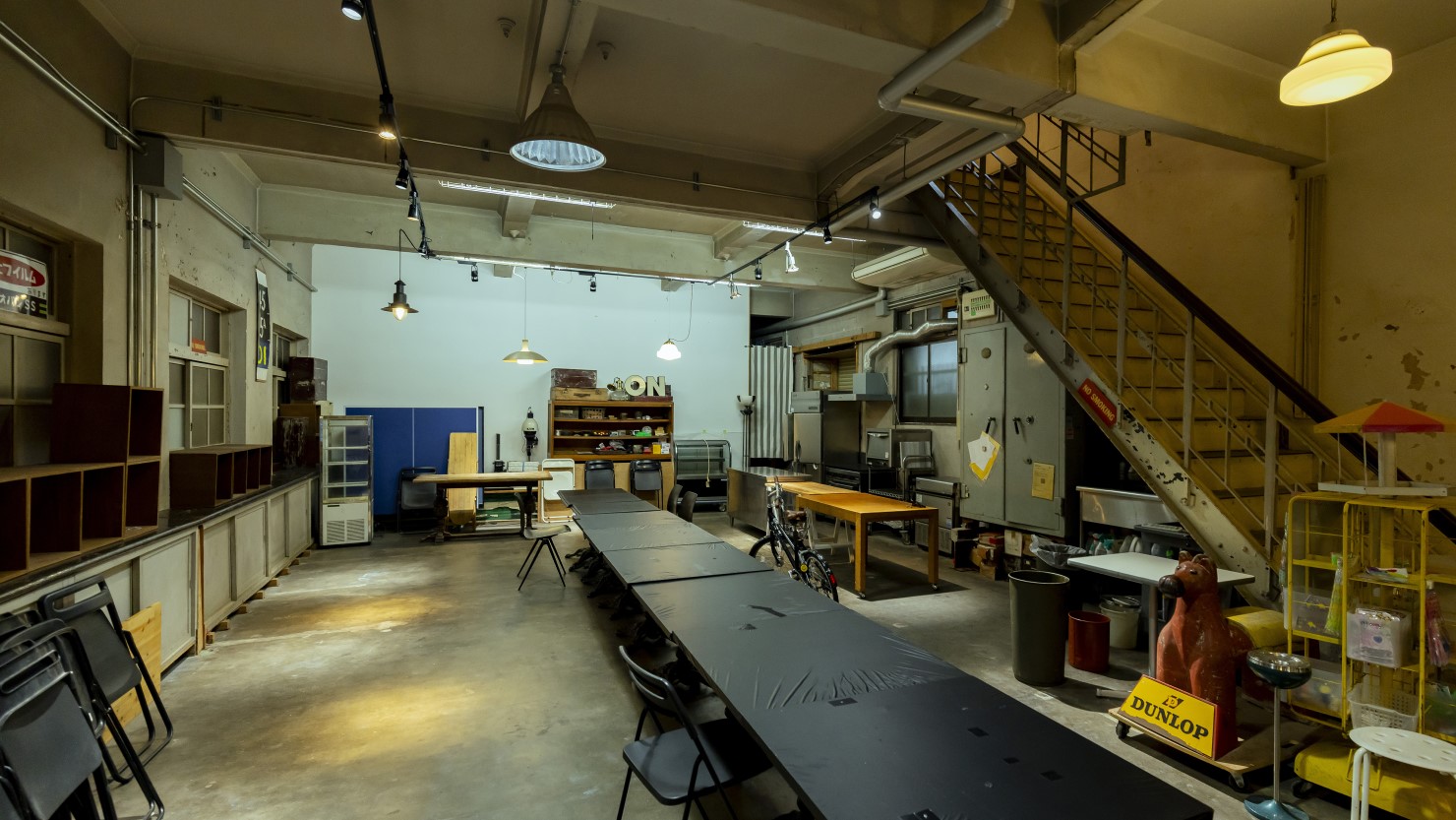 1階部分。今後は写真奥の白い壁をバックに、地域住民のポートレート撮影を計画中。マーケットイベント時には飲食ブースを設置することも