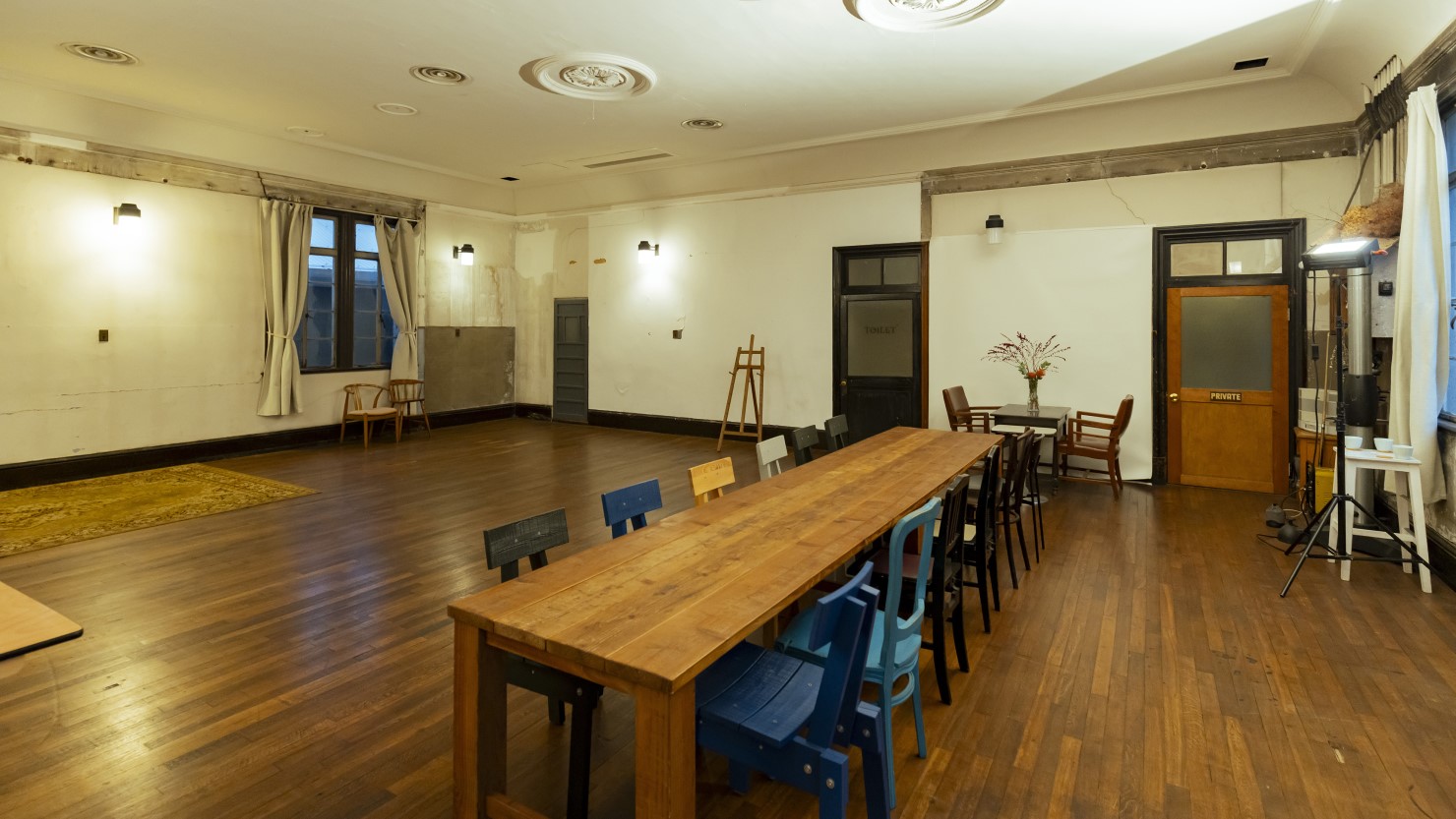 2階部分。もともと複数の部屋があったのをつなげ、広々としたひとつのホールにしたそう