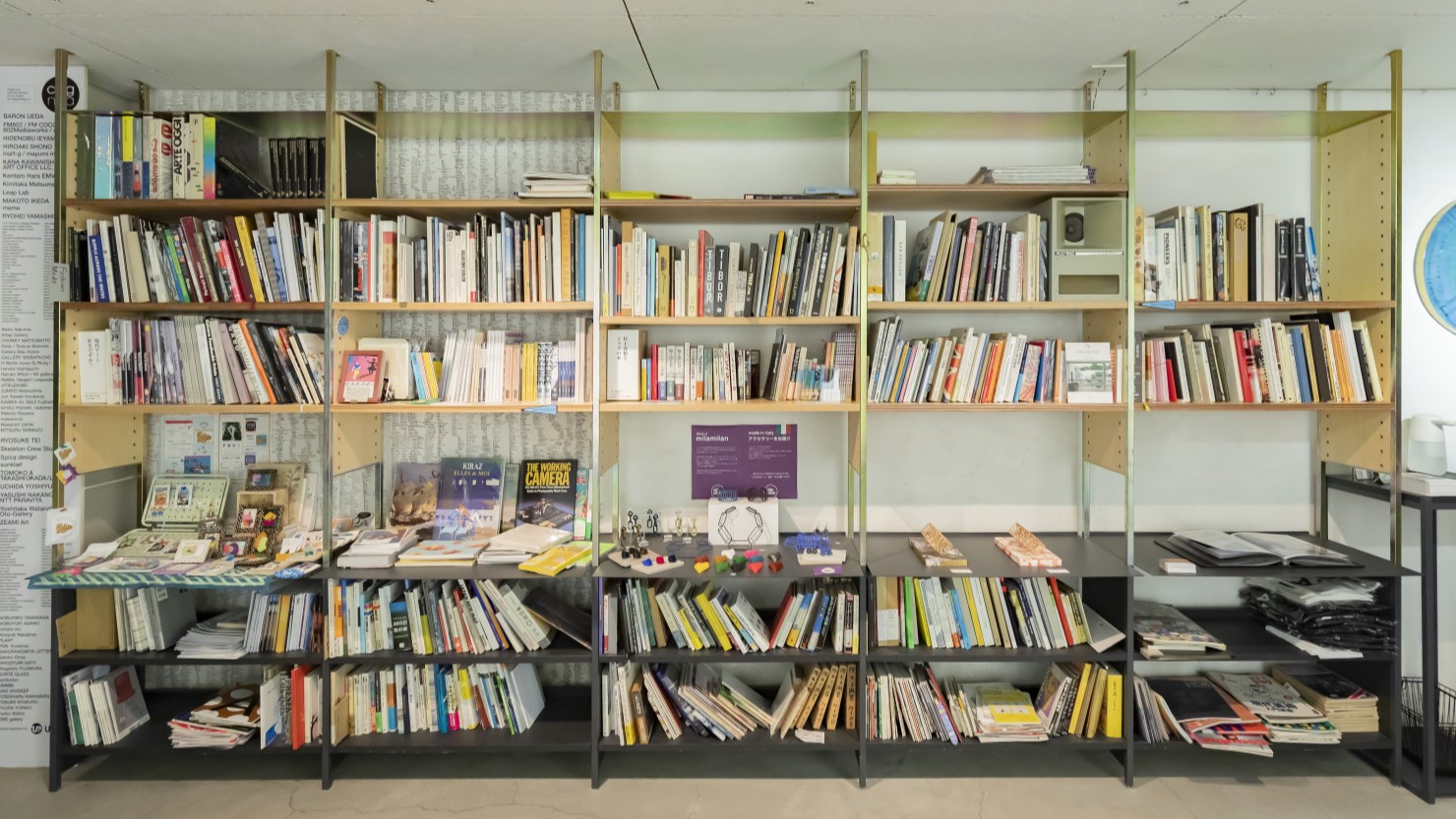 谷口さんの元私物の本をはじめ、今ではスタッフであり作家でもある人たちが作品の販売も