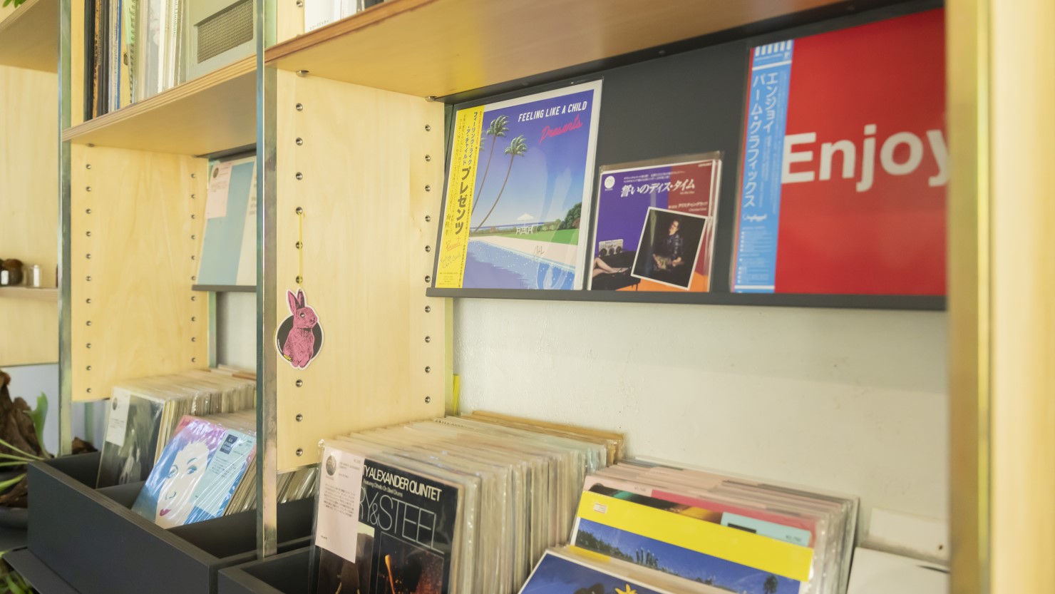 チグニッタの中古レコードコーナー。上段には、チグニッタで製作したレコードも。