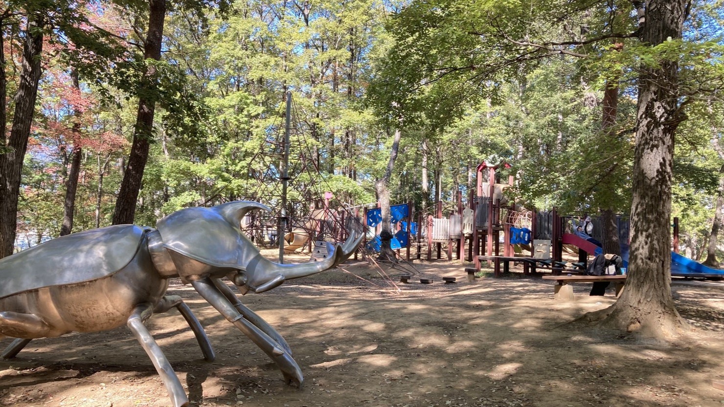 大きなカブトムシのオブジェが印象的な韮崎中央公園