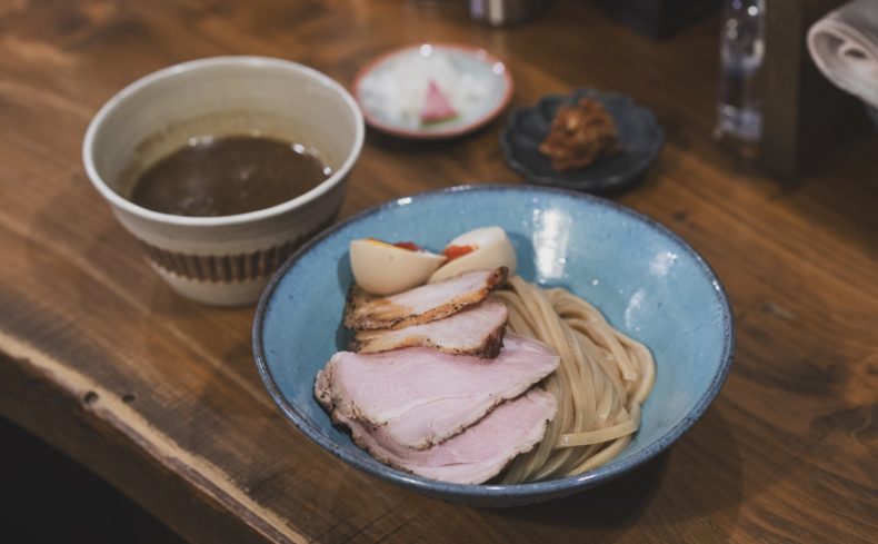 大阪・新町、朝から通いたくなるラーメン店？「いかれたNOODLE Fishtons」店主に聞いた、お店と街のこと