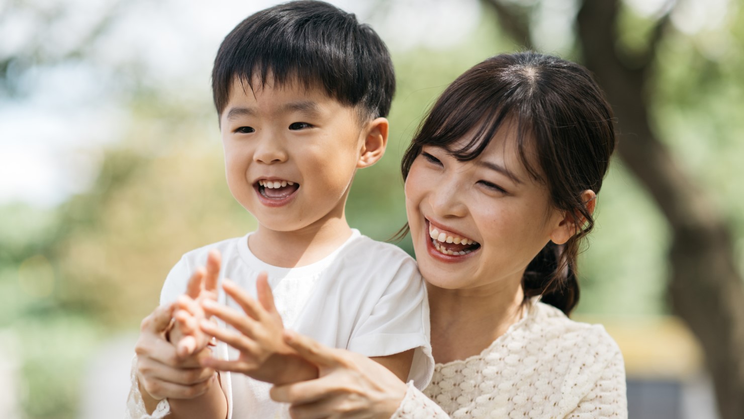 公園で遊ぶ親子のイメージ