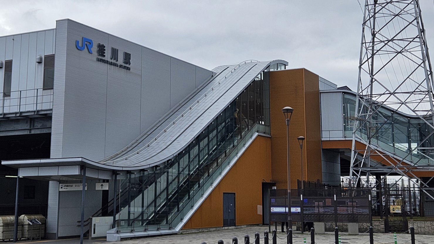 桂川駅西口の外観