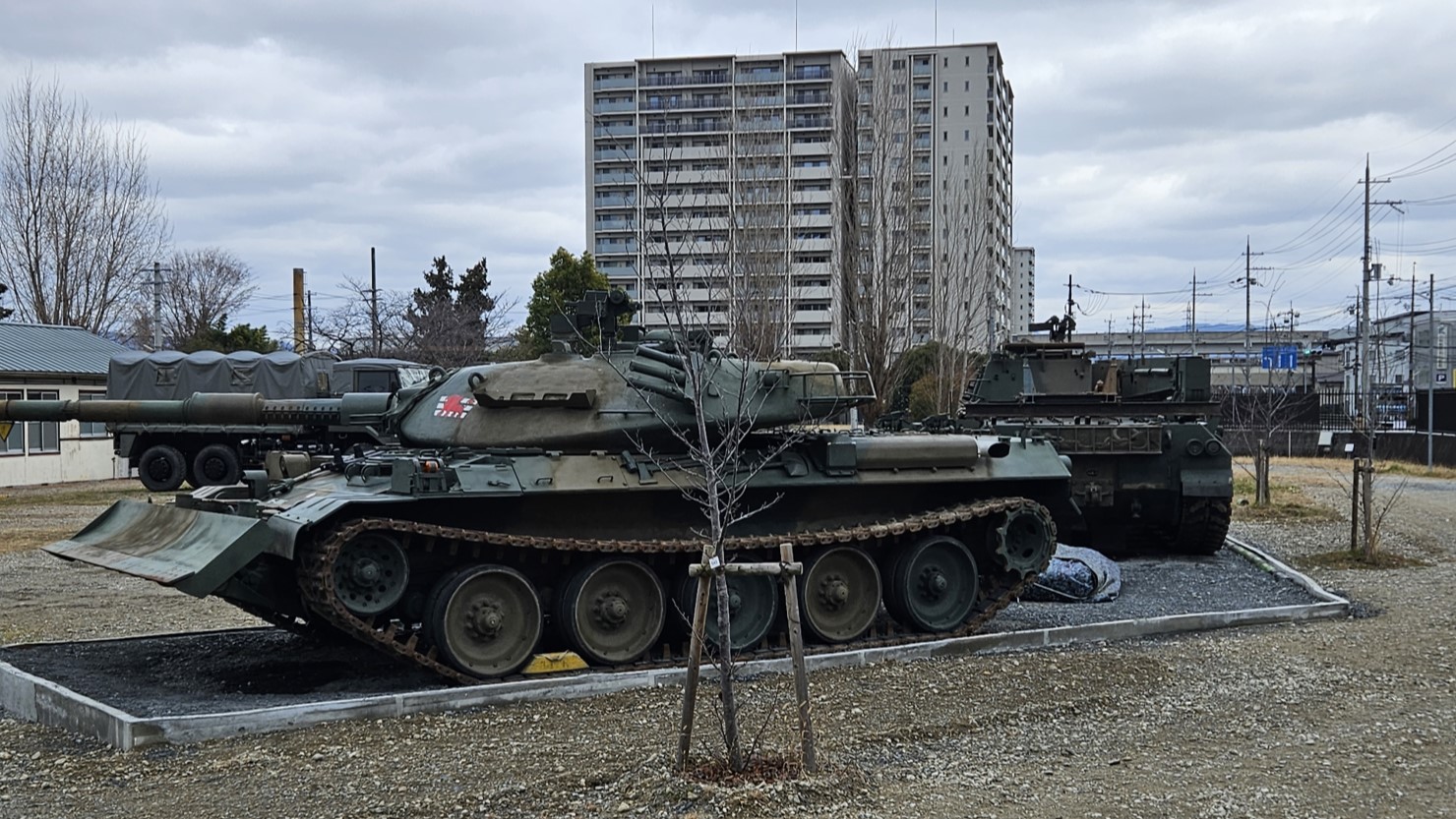 陸上自衛隊桂駐屯地の敷地内に置かれている戦車