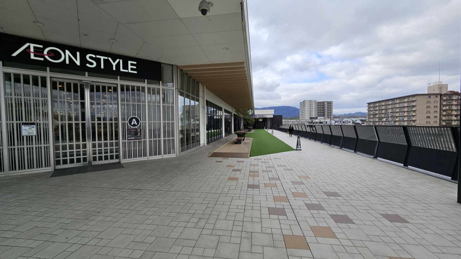 駅を出て見えてきたイオンモール京都桂川の入口