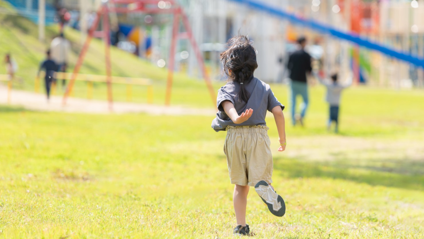 公園で遊ぶ子どもの様子