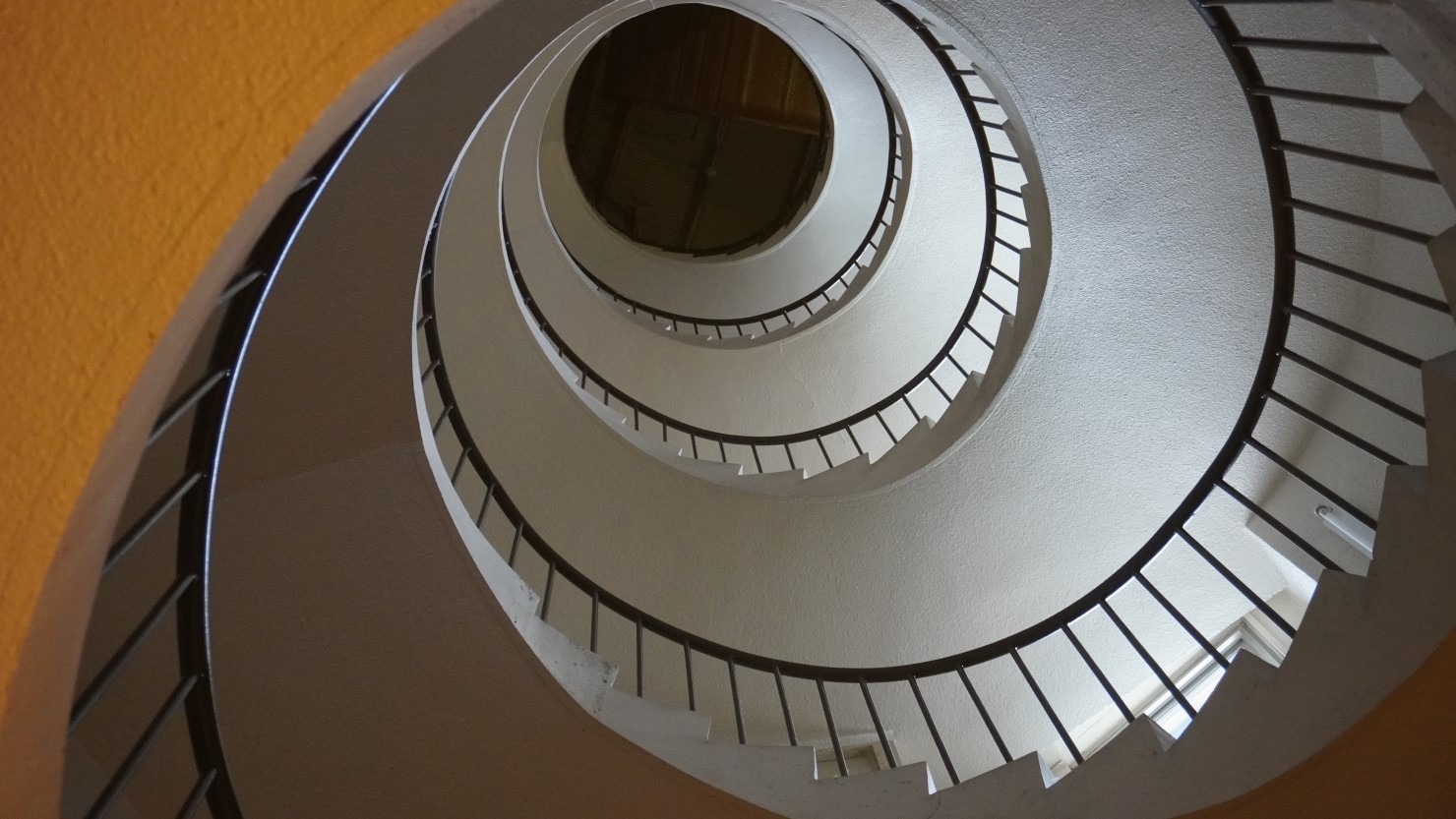 特徴はなんといっても螺旋階段！この商業ビル自体が解体されてしまうのも時間の問題とのことだったので、気になる方は早めの訪問をおすすめします