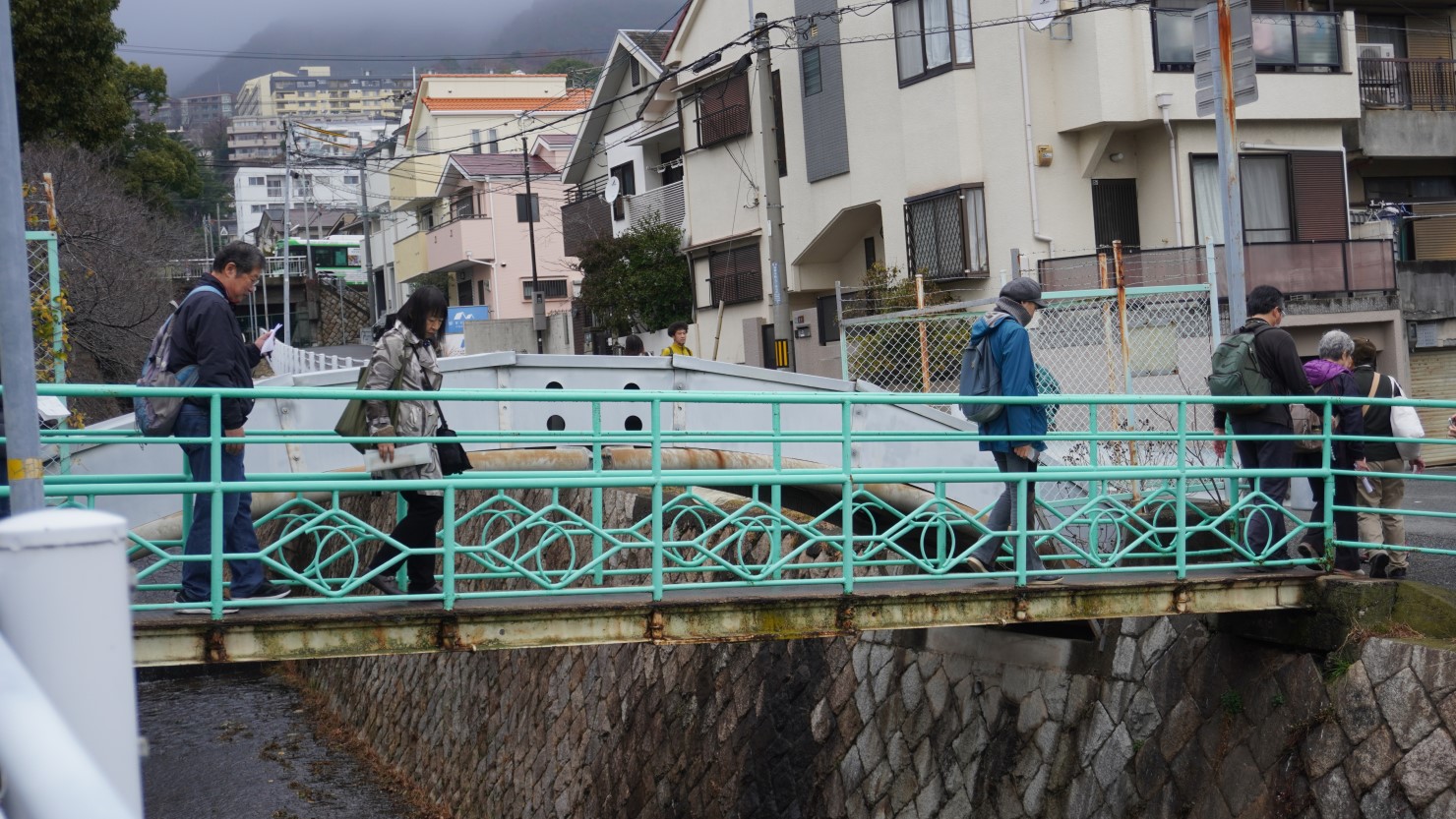 六甲川にかかる橋には神戸市のマークが施されている