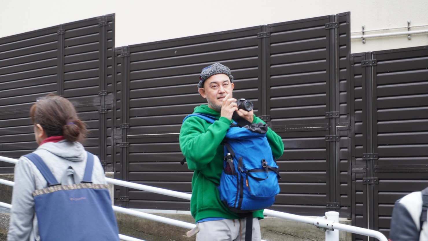 「シオヤプロジェクト」主宰の森本アリさんも坂の光景をパシャリ