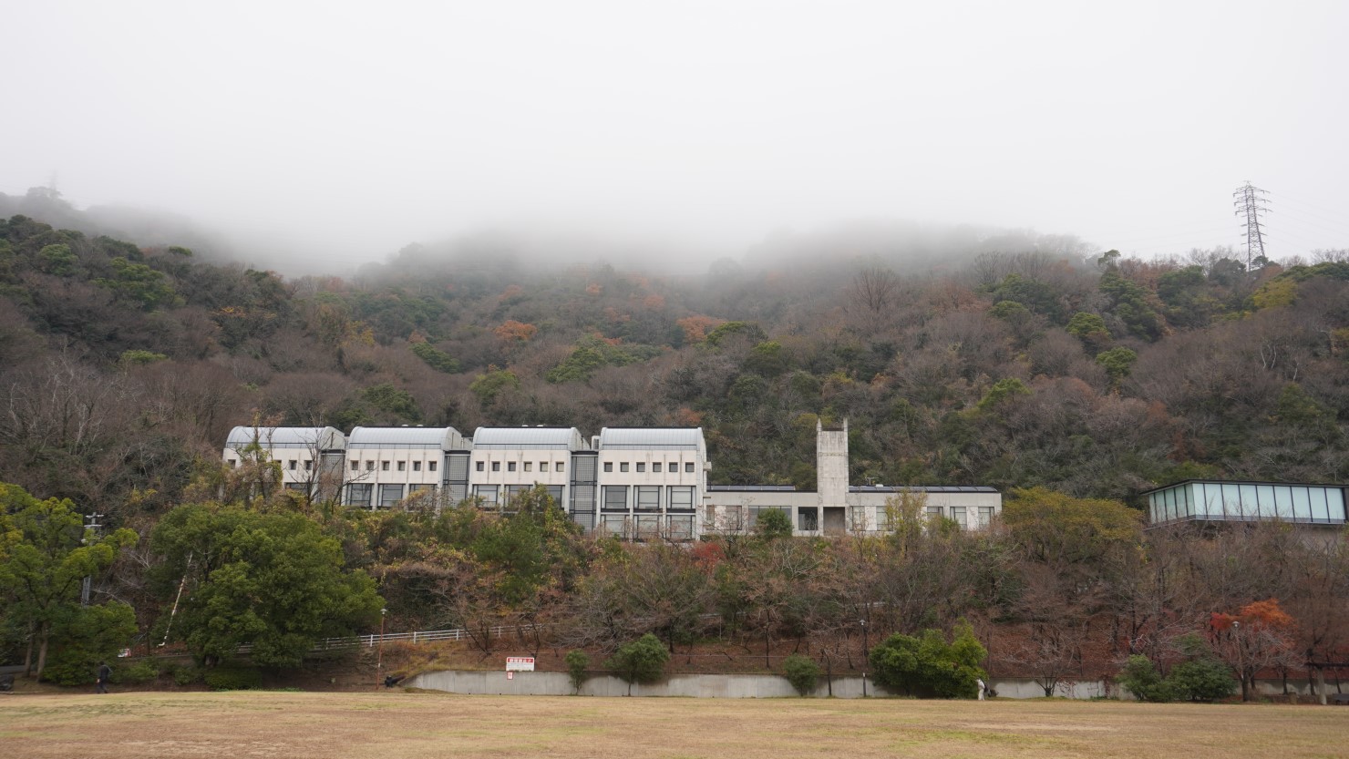 公園の裏には、神戸製鋼系列の摩耶研修所