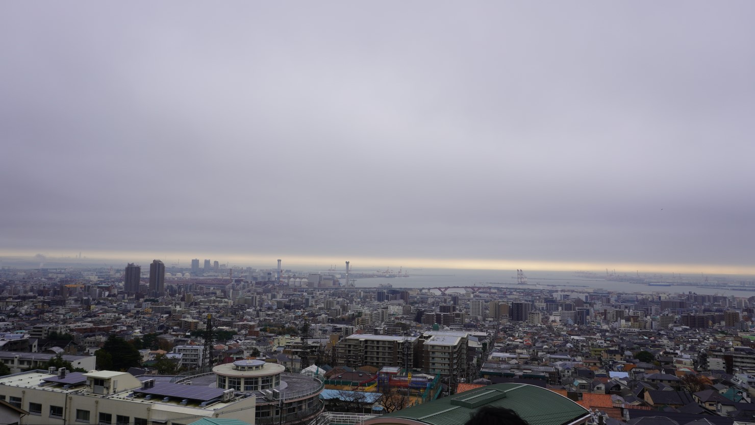 灘丸山公園から見る景色。左下には美野丘小学校の円形校舎も見える。映画『彼女がその名を知らない鳥たち』のロケ地！