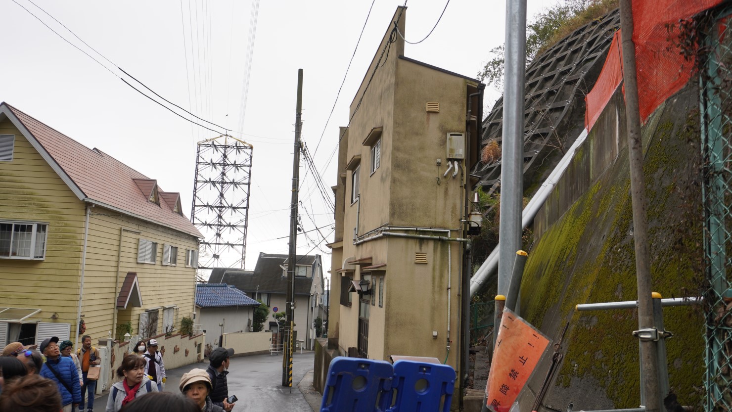 公園の裏の道の建物。「薄っ！」と全員驚く