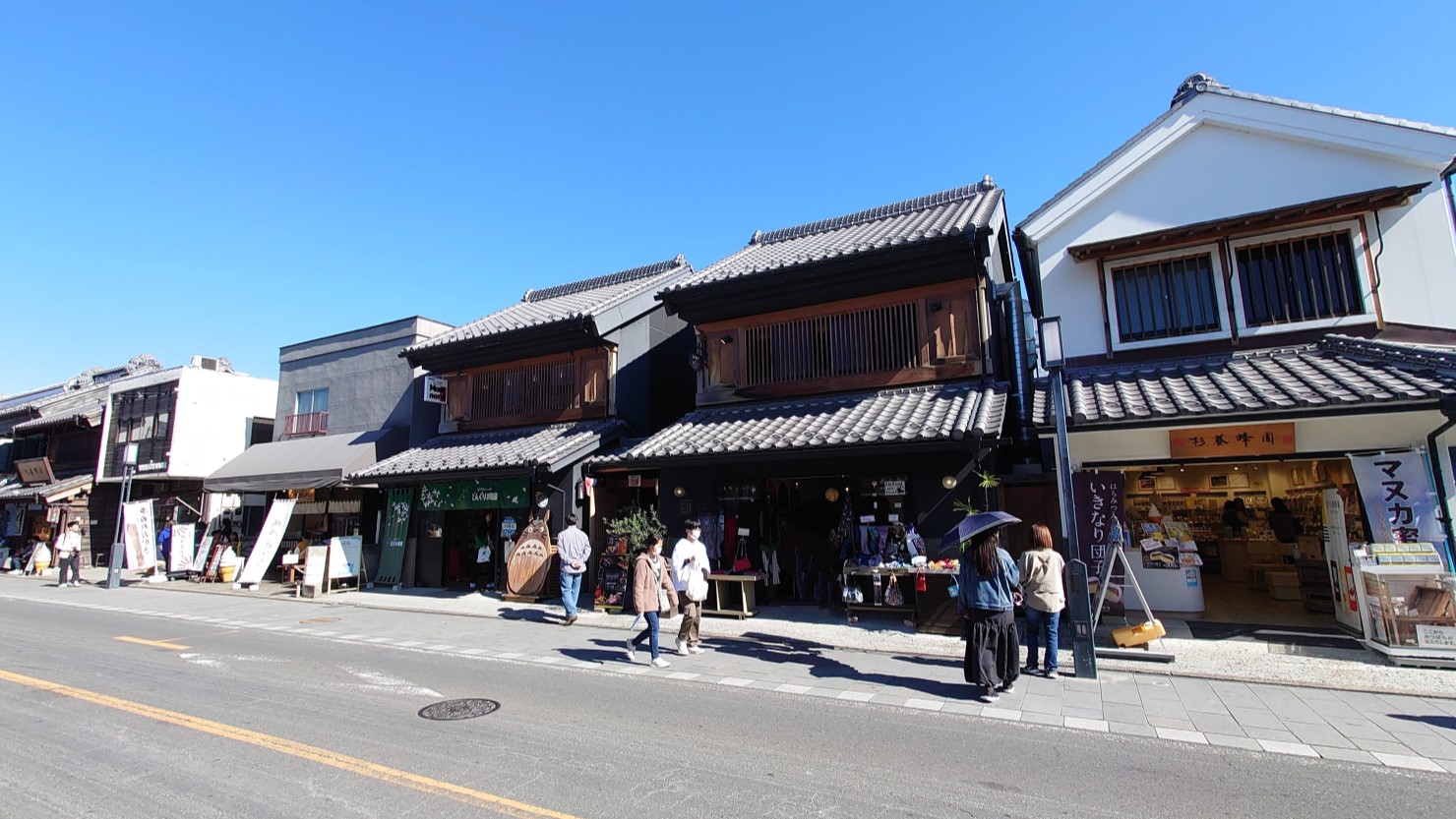 道沿いには多くの店が立ち並びます